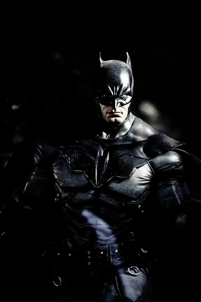 美剧《最后生还者》海报，主角在末日废墟中前行